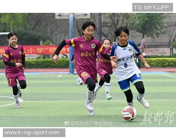 青春活力尽显少女足球场上的拼搏瞬间与团队精神的完美结合